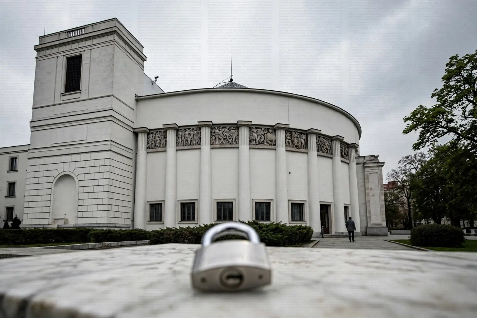 Budynek Sejmu RP z kłódką na pierwszym planie